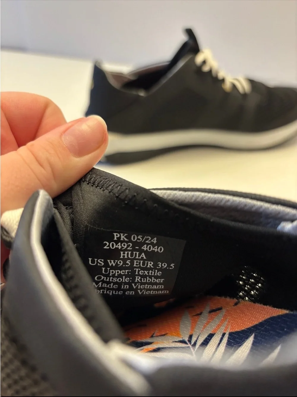 OluKai Huia Sneaker (Women) size 9.5